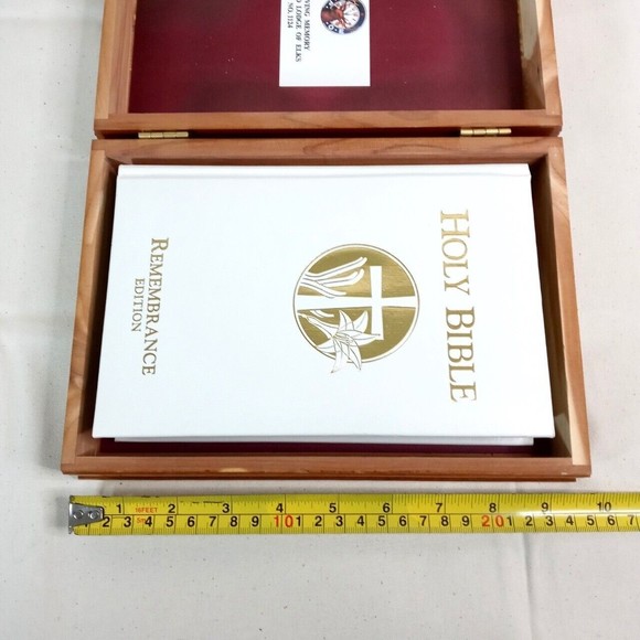 Vintage Holy Bible Remembrance Edition KJV in Cedar Wood Storage Box - Picture 4 of 13